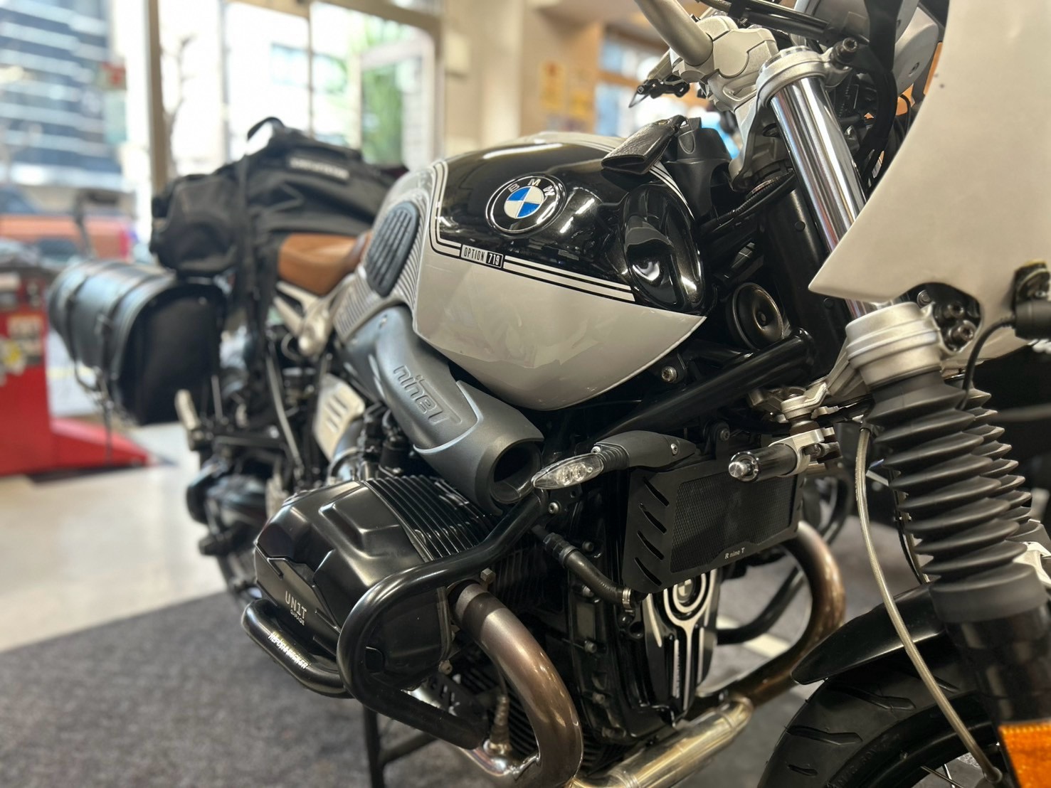 【BMW R nineT Scrambler】タイヤ交換